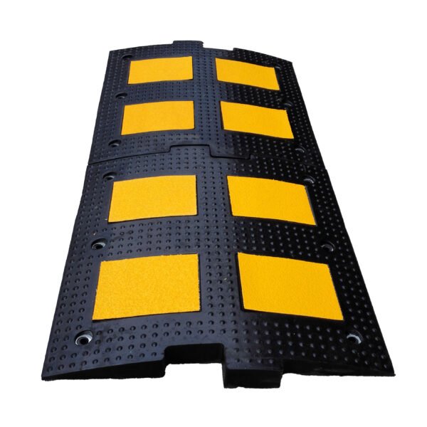 Verkeersdrempel 50 cm breed – 5 cm hoog – Rubber – met reflectoren