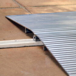 Aluminium drempelbrug - 1,5 tot 6 cm hoog Aluminium drempelbrug - 1,5 tot 6 cm hoog